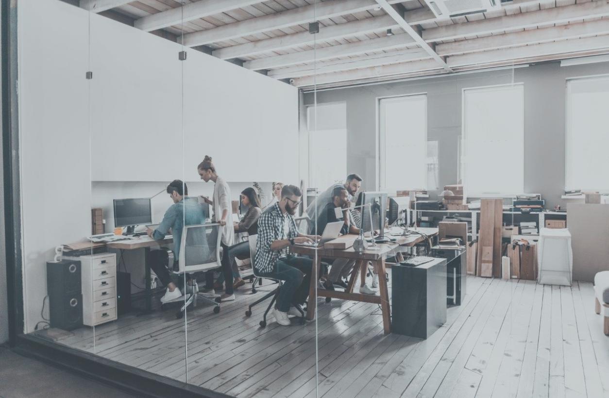 Entrepreneur analysant des documents financiers dans un bureau moderne