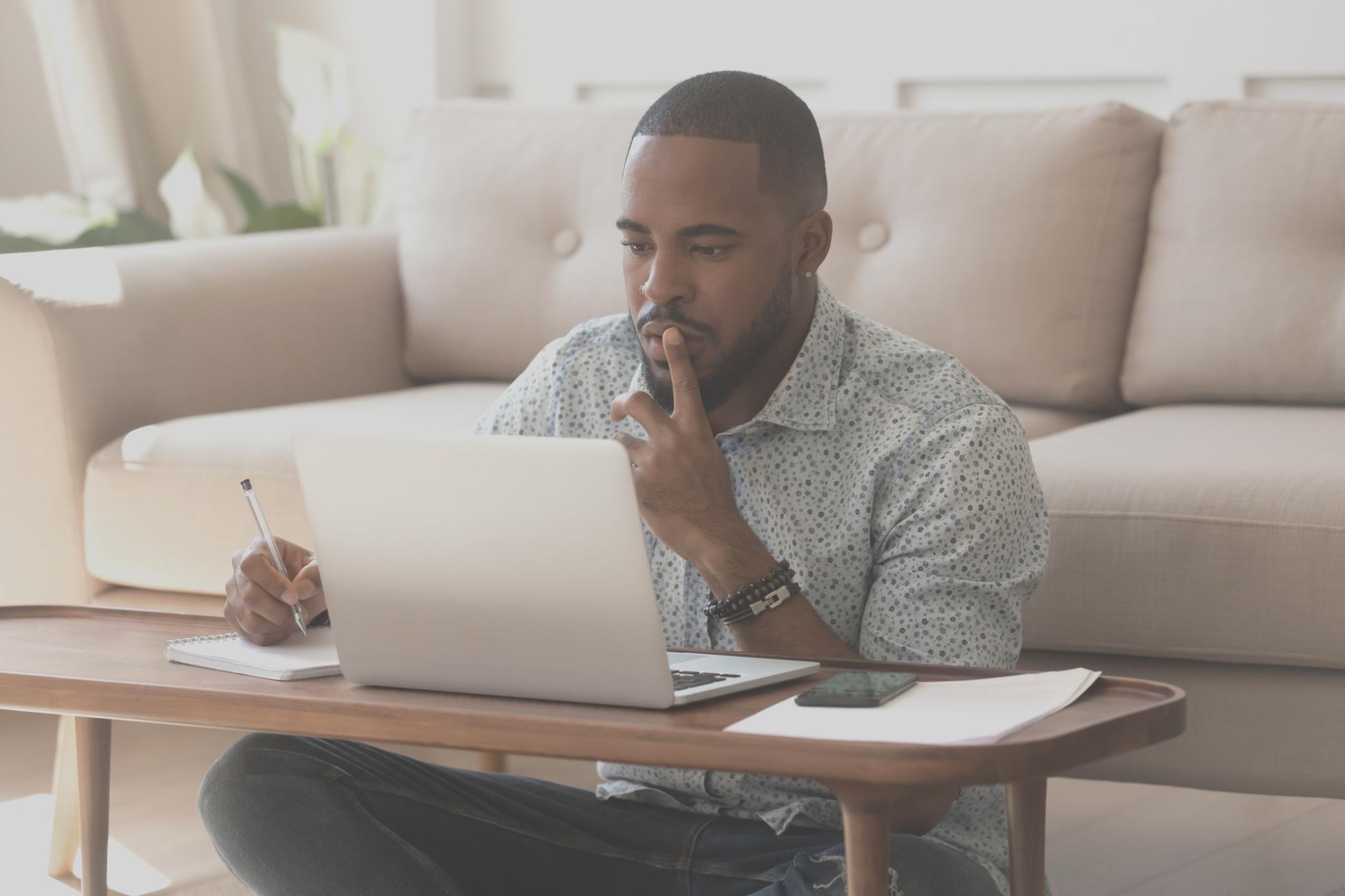 Espace de travail organisé avec documents financiers et ordinateur portable